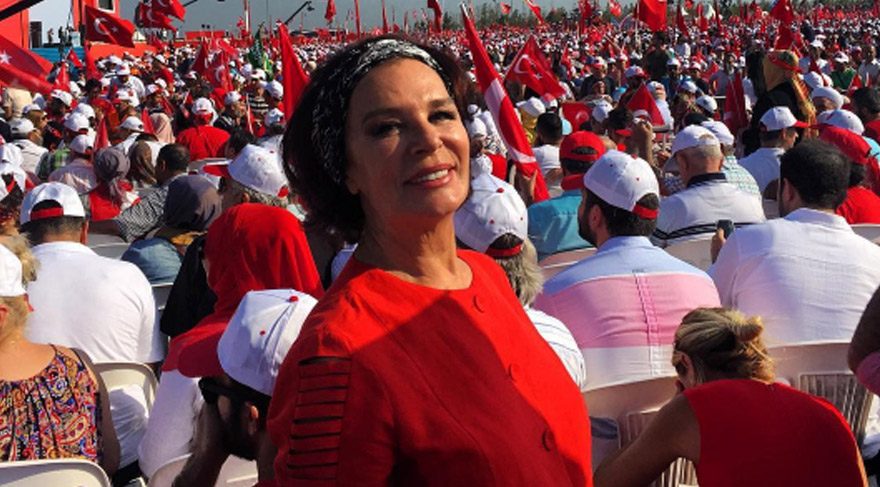 Hülya Koçyiğit de Yenikapı’dan paylaştı