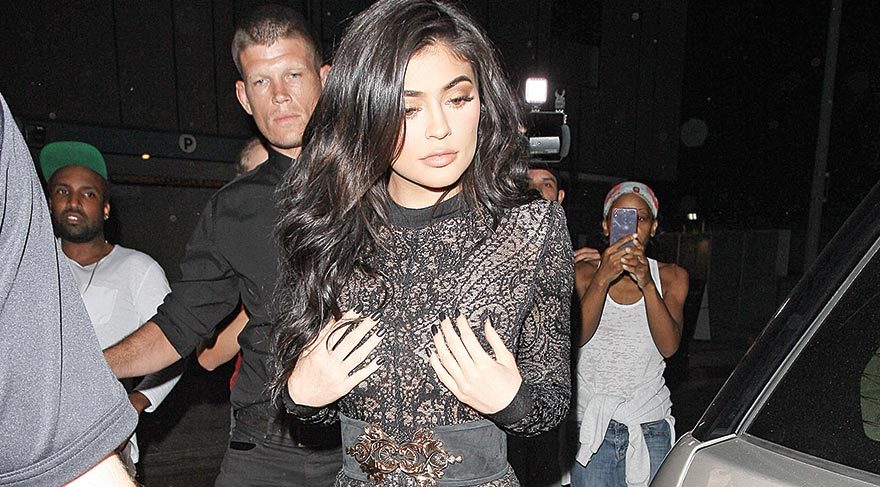 Kylie Jenner seksi tulumuyla partinin yıldızı oldu