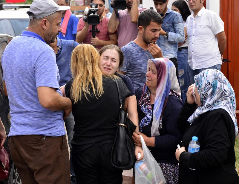 FOTO:DHA - Bir ay sonra dünya evine gireceği nişanlısını şehit veren genç kadın sinir krizi geçirdi.