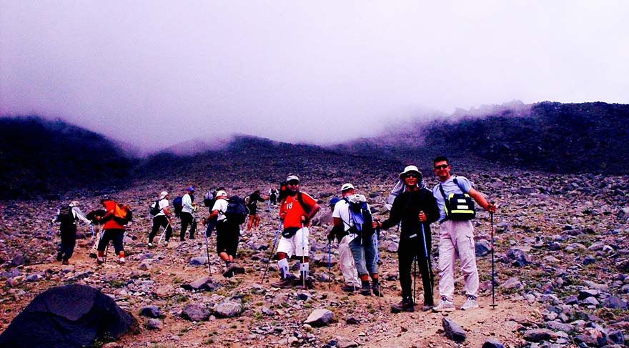 Ekibimiz aklimatizasyon için 3800 m.'ye tırmanıyor.