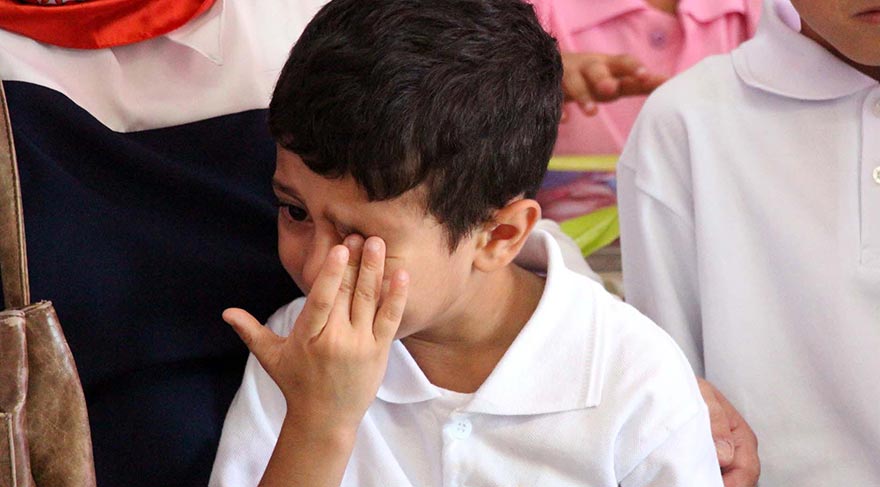 Anne ve babalarından ayrılmak istemeyen bazı öğrenciler ağladı. Foto: DHA
