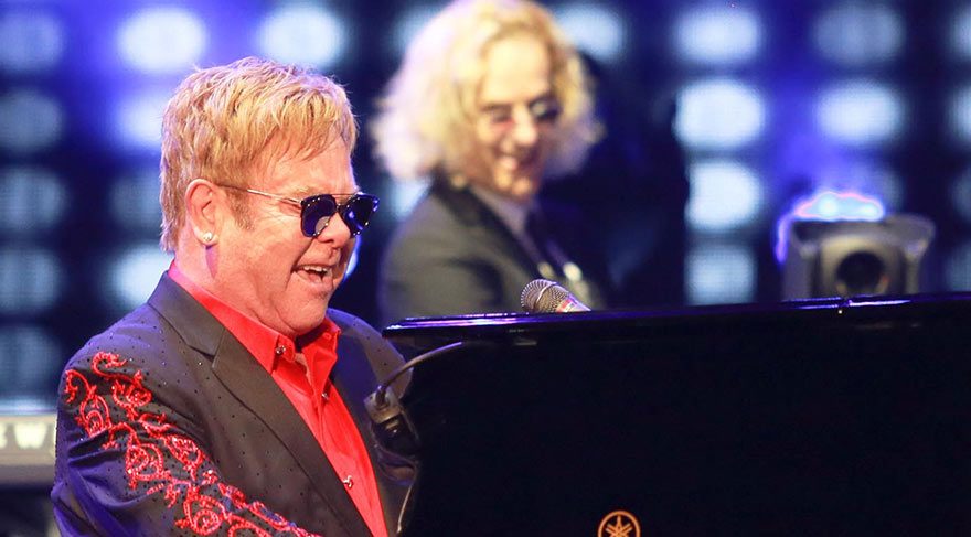 Dünyaca ünlü şarkıcı Elton John Antalya’da sahne aldı