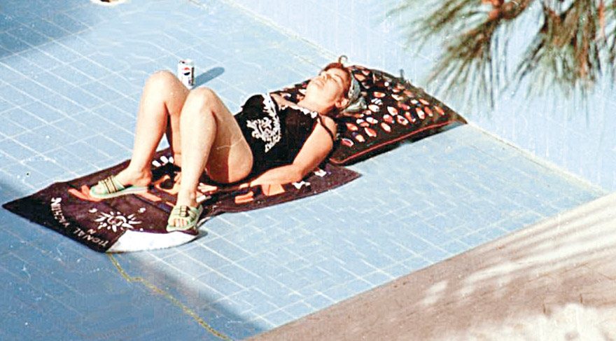 Çiller 1993'te başbakan olduğu dönemde Antalya'daki evinin havuzunda güneşlenirken böyle görüntülenmişti