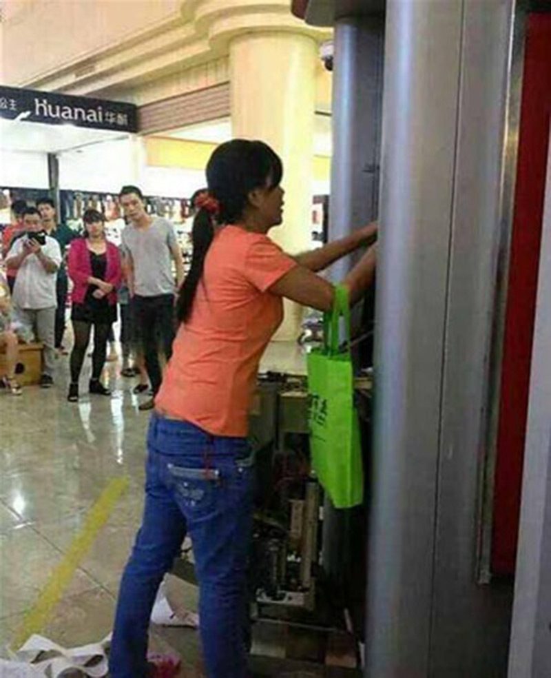 Çin'de bir kadın para çekmek için bir alış veriş merkezindeki ATM'ye geldi ama başına gelenler herkesi şok etti.