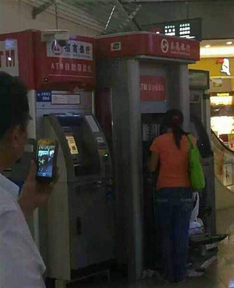 ATM kadının kartını yutunca olan oldu ve genç kadın adeta çılgına döndü