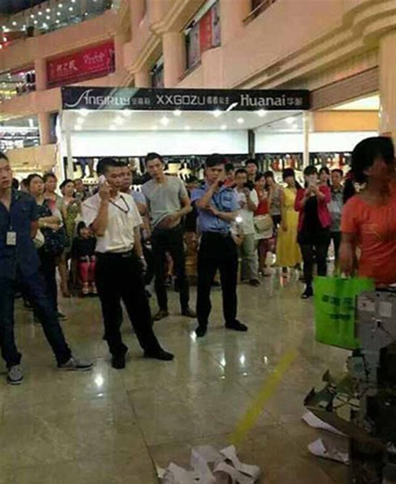 Kartını kurtarmak için ATM'yi parçalayan kadın, çevredekilere aldırış etmeden kartını kurtarmaya çalıştı.