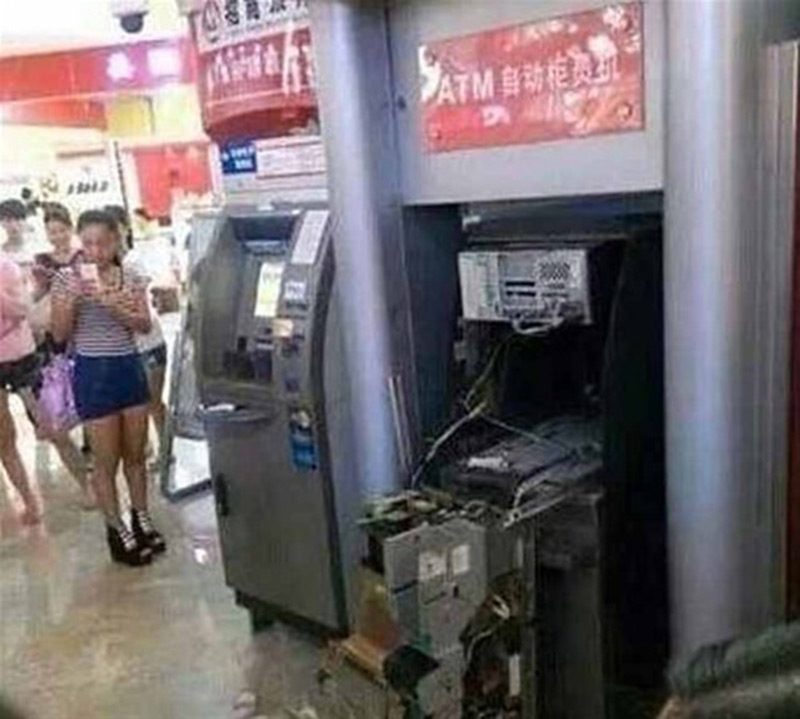 ATM'nin son hali korkunç görünse de kadın kartını kurtarmayı başardı.