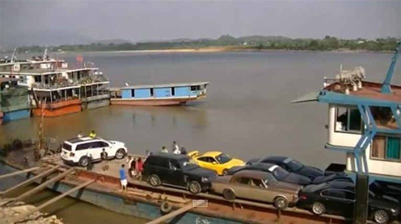 Lüks otomobiller Çin'de feribot benzeri bir deniz aracıyla böyle taşınıyor.