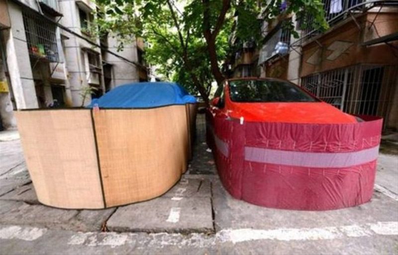 Gece park ettikleri araçlarının aç kalan fareler tarafından zarara uğratılmasını önlemek için sürücüler çareyi bu şekilde bir önlem almakta bulmuş.
