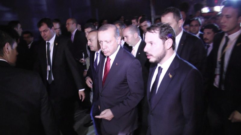 FOTO:DHA - Erdoğan, New York'ta kaldığı The Peninsula Hotel'den, toplantının yapılacağı Saint Regis Hotel'e yürüyerek geçti. ABD'li kanaat önderlerinin katılımıyla düzenlenen çalışma yemeği basına kapalı yapıldı.