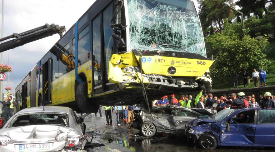 FOTO:DHA Metrobüs şoförüne şemsiye ile saldıran şahıs kazaya neden olmuştu.