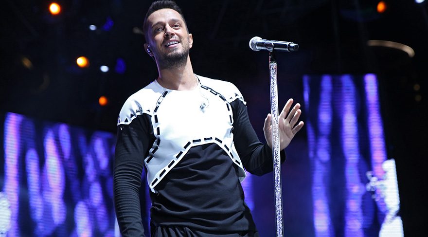Tarkan ara verdi Murat Boz sahnede boy gösterdi