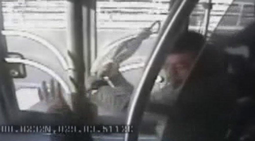 Son dakika haberi... Metrobüs kamerasından şemsiyeli saldırı anı