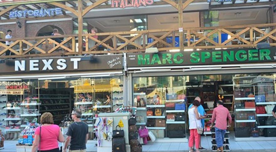 BİR TÜR MARKS&SPENCER Çakma İngiliz mağazaları- nın bolluğu Marmaris'in Hisarönü beldesini meşhur etti.