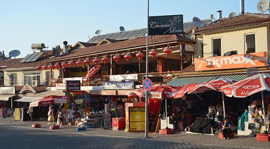 İngiliz turistler tanıdıkları markalara yönelsin diye, Hisarönü beldesinin esnafı ünlü markaları esinlendiren dükkan isimleri kullanıyor.