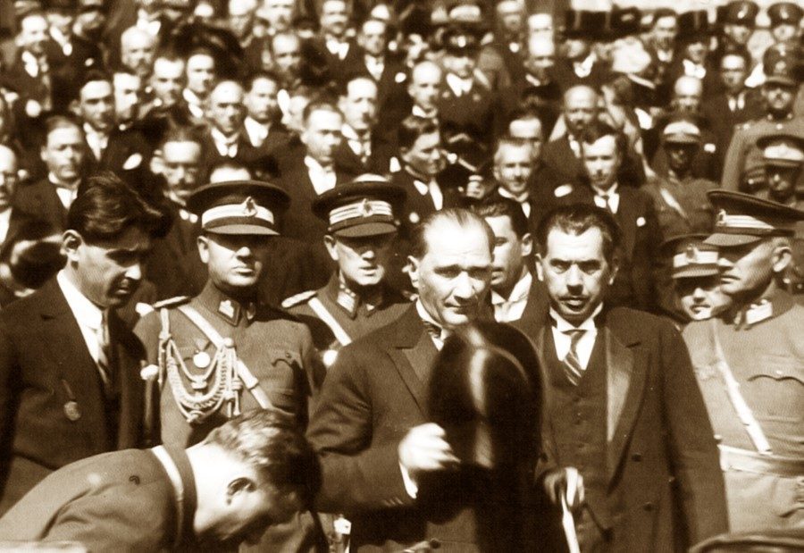 Rumeli şivesi</br>Özenli ve temiz bir Türkçe konuşurdu. Ancak bazı kelimeleri Rumeli şivesiyle telaffuz ederdi.