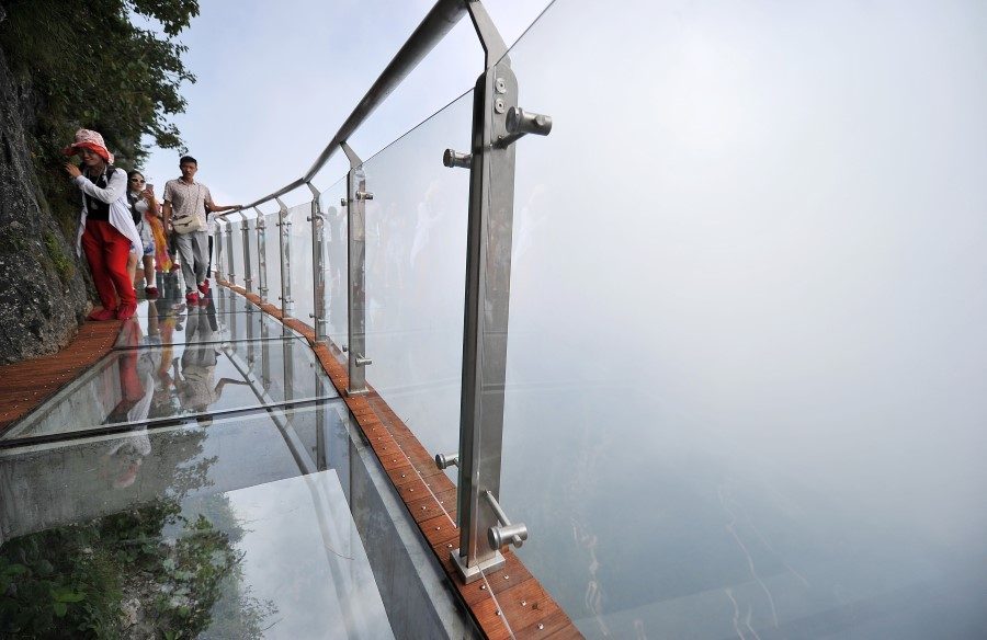 Çinin Zhangjiajie bölgesinde yer alan Tianmen Dağına yapılan cam zeminli yürüyüş yolu açıldı. Buraya ulaşmak için yaklaşık 11 kilometrelik bir tırmanış gerekir.