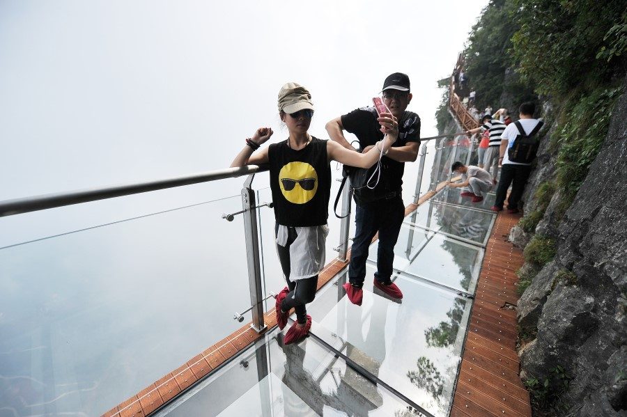 Tianmen dağına inşa edilen ve turistlerin ilgisini en çok çeken yer olan cam tabanlı patika, 1.432 metre rakımda ve 60 metre uzunluğundadır.