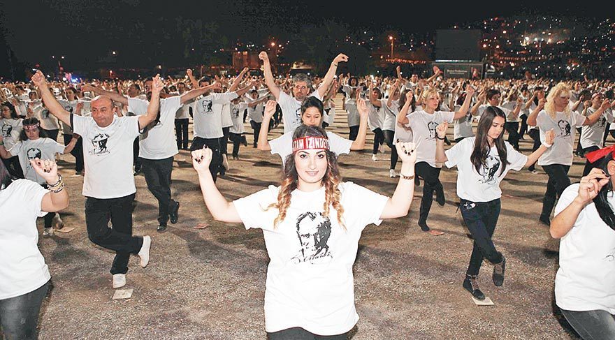 Zeybek oynayarak Türkiye haritası yapacaklar