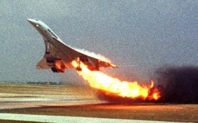 Concorde, 25 Temmuz 2000'de Paris'teki Charles de Gaulle Havalimanı'ndan kalktıktan 1.5 dk. sonra bir otelin üzerine düşmüş ve akabinde bu uçakların uçuşu durdurulmuştu. Kazada sadece uçaktakiler değil, oteldeki insanlardan bazıları da hayatını kaybetmişti. 109 yolcu ve mürettebattan kurtulan olmamıştı.