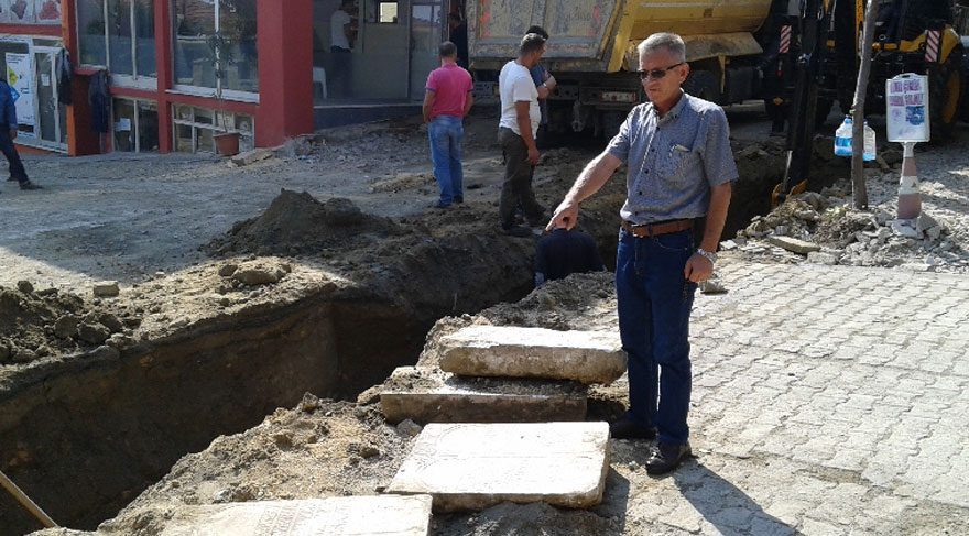 Kazılan çukurdan tarihi mezar taşları çıktı