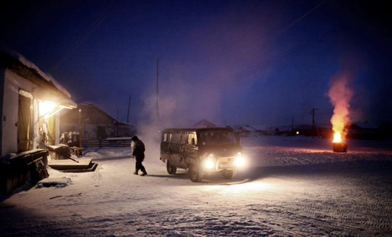 Bu köyde çocuklar da soğuğa alışkın. Okullar hava sıcaklığı -52 derecenin altına indiğinde kapanıyor. Oymyakon sakinlerinin en sevdiği aktivite ise buz tutmuş gölde balık avlamak.