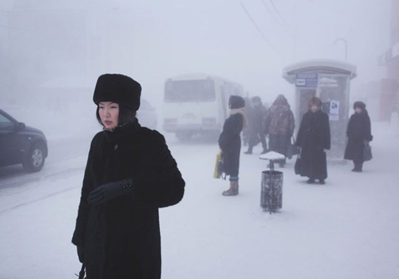 Rusya'nın Kuzey Kutbu'na en yakın köyü Oymyakon, adını konumuna oranla sıcak sularından alıyor. Rusça'da "Donmayan Su" anlamına gelen bölgeye 1930'lu yıllara kadar geyik sürülerinin su ihtiyaçlarını karşılamak için indiği biliniyor.