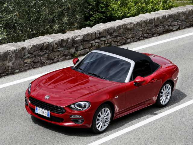 Fiat Spider 124'ün tanıtımı 70'li yılların efsanesi 'Hacı Murat'a göndermede bulunularak yeni Fiat 124 gibi yapılıyor.