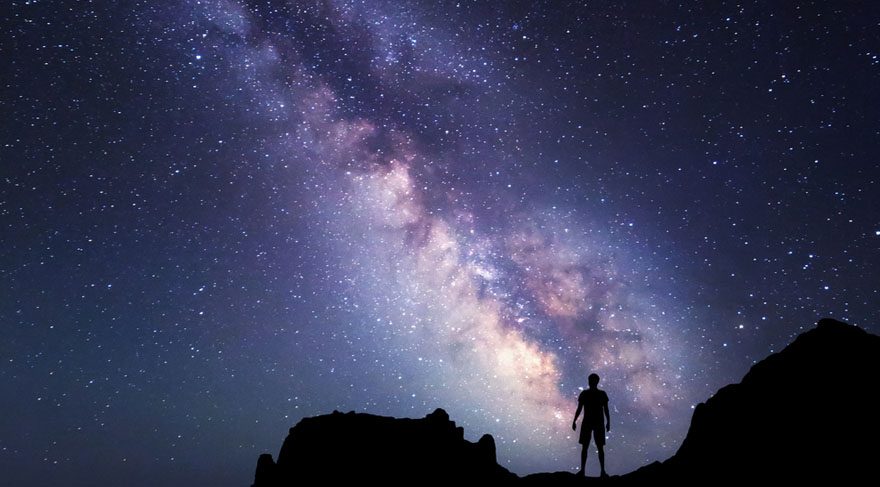 Dolunay Uranüsyen olacaktır. Astrolojide ise Uranüs; hava ve demir yolu taşımacılığı, teknolojik icatlar, uzay ve astroloji ile ilgili konular, emek örgütleri, grev, isyan, ayaklanma, devrim, izinsiz protesto gösterileri, savaşlar, kasırga, uçaklar, hava yolu şirketleri, yüksek güçlü rüzgarlar, depremler, özgürlük hareketleri, özgürlük, marjinal ve bilinçte uyanışı sembolize eder.
