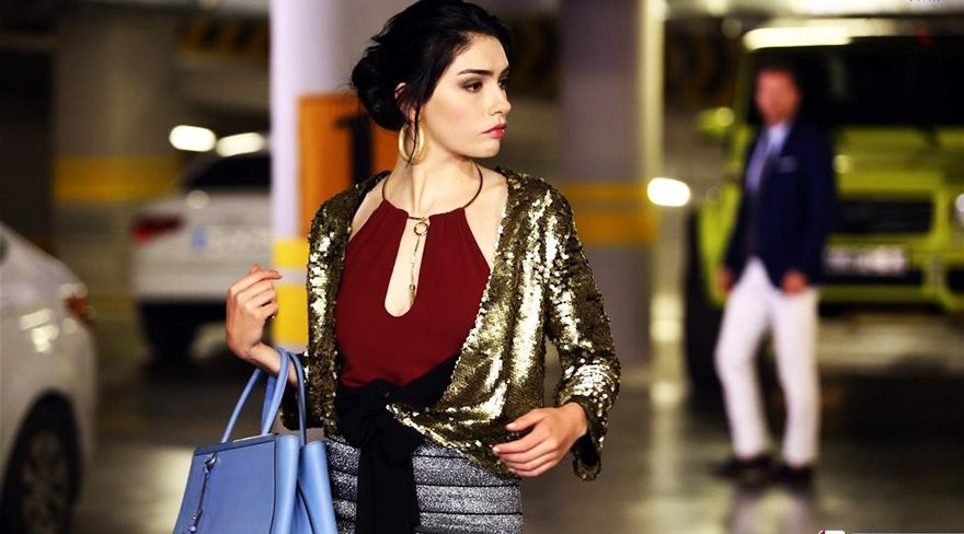 Hazar Ergüçlü, Yüksek Sosyete stili