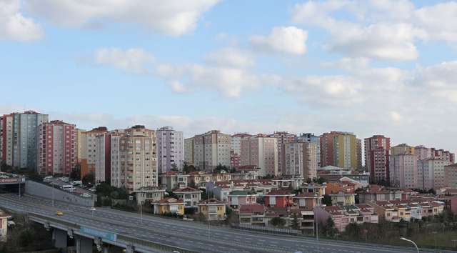 2 – Verebileceğiniz Peşinatı Hesaplayın<br><br>Kredi notunuzu kontrol ettikten sonra peşinat için verebileceğiniz miktarı hesaplamalısınız.Çünkü, bankalar alacağınız evin ekspertiz değerinin %80’ini size sağlıyor. Geriye kalan%20’lik kısmı ise sizin peşinat olarak temin etmeniz gerekiyor. Böyle bir durumda, yeterincebirikiminiz yoksa peşinat biriktirmek ya da bulmak için beklemeniz gerektiği anlamına gelir.