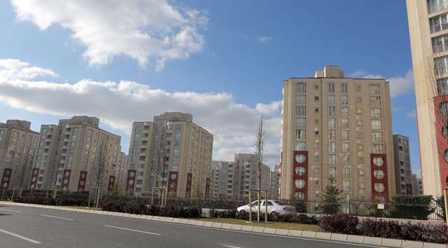 5 - Kontrol Elinizde Olsun<br><br>Bir konut almadan önce bina ve ev hakkında iyi araştırma yapmalısınız. Öncelikle ev ile ilgilibütün evrakları satıcıdan isteyerek bir uzmana kontrol ettirmenizde fayda var. Depremedayanıklı mı? Tapusuyla ilgili herhangi bir sorun var mı? Bu sorulara yanıt bulmadanbelgelere imza atmayın. Evi almadan yaptığınız bu araştırmalar sonraki dönemlerdeyaşamanız muhtemel birçok soruna engel olacaktır. (Evi kredi ile almanız durumunda, tapuile ilgili araştırmaları sizin adınıza eksperler yapmaktadır.)