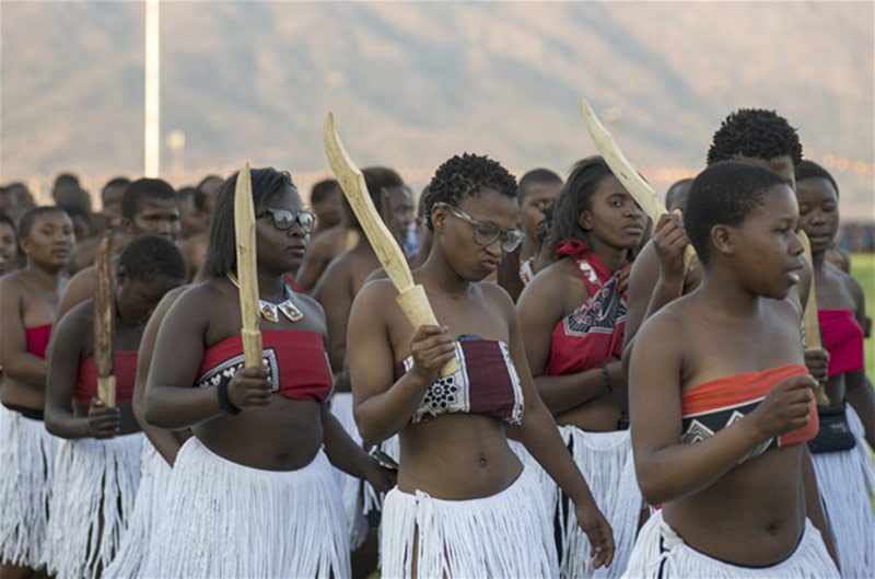 Güney Afrika'da, 1 milyon nüfuslu yoksul Svaziland'da yılda bir kez, tüm bakireler kralın sarayı önünde toplanıp kendilerini krala sunuyor.