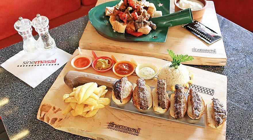 Kürekte kebap satırda köfte