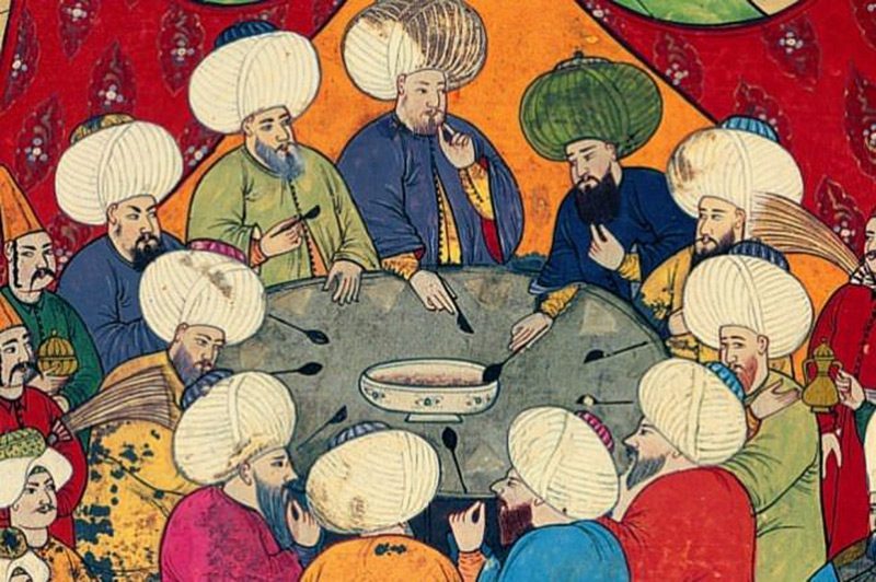 SOFRADA SADECE KAŞIK VARDI</br>Eskiden Osmanlı'da sofraya sadece kaşık konulurdu çünkü yemekler hep suluydu. Hazmı kolaylaştırıcı çorba, sulu yemekler yapılırdı. Amaç midenin hazmına yardımcı olmak. Mesela bugün meyveyi kabukla yiyoruz, mide perişan oluyor. Osmanlı hekimleri bunu da önermiyordu. Hoşaf geleneği de buradan geliyor.</br> Çünkü o dönem ki hekimler meyveyi topladıktan hemen sonra yenmesini tavsiye etmiyor. Çünkü meyve tam olgunlaştığında insana yararlı.