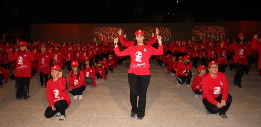Zeybek oynayan en küçük oyuncu 5 yaşındaki Arda Tekmen olurken, en büyüğü 78 yaşındaki Hatice Jokiçin oldu. 2 bin 123 kişi, cumhuriyetin 200. yılına, “Cumhuriyet ilelebet yaşayacak” mesajı gönderdi. Vatandaşların meydanı hınca hınç doldurduğu etkinlikte kimi vatandaşlar ise gözyaşlarına hakim olamadı.