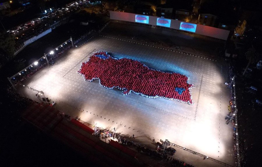 İzmir’de Cumhuriyet Bayramı kutlamalarında aynı anda zeybek oynayan 2 bin 123 cumhuriyet sevdalısı, ardından Türkiye haritası oluşturdu