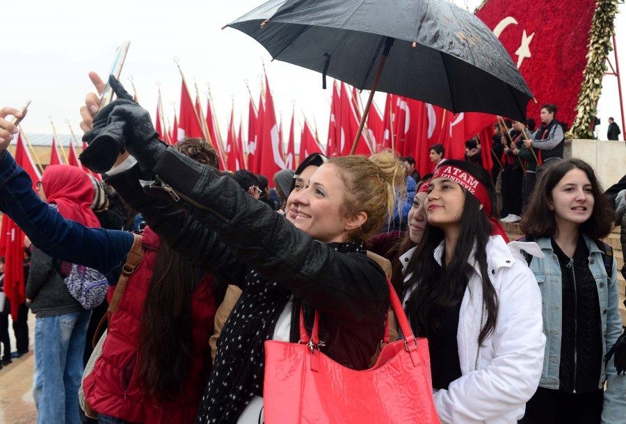 Anıtkabir'i ziyarete gelenler bol bol selfie çektirdi.