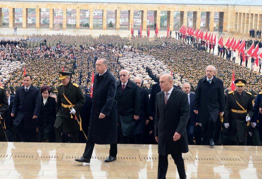 Cumhurbaşkanı Erdoğan, devlet erkanıyla birlikte, Aslanlı Yol'dan Atatürk'ün mozolesine yürüdü.