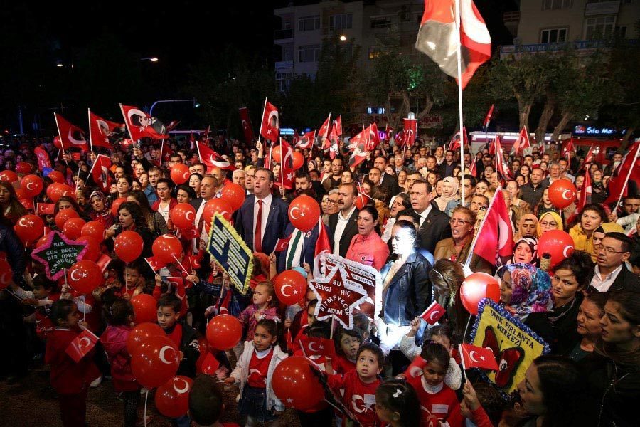 İzmir'de, Cumhuriyet Bayramı etkinlikleri kapsamında hemen hemen her ilçede etkinlikler düzenlendi.