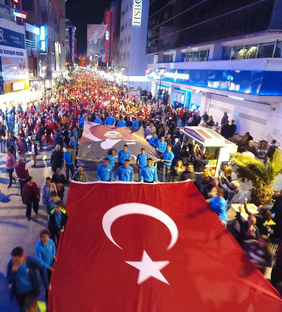 Cumhuriyet coşkusu Buca ilçesinde Cumhuriyet Korosu ile başladı. Vatandaşlar saatler dün 19.23’ü gösterdiğinde Buca Belediyesi önünde toplanarak dev bir Cumhuriyet Korosu oluşturdu.