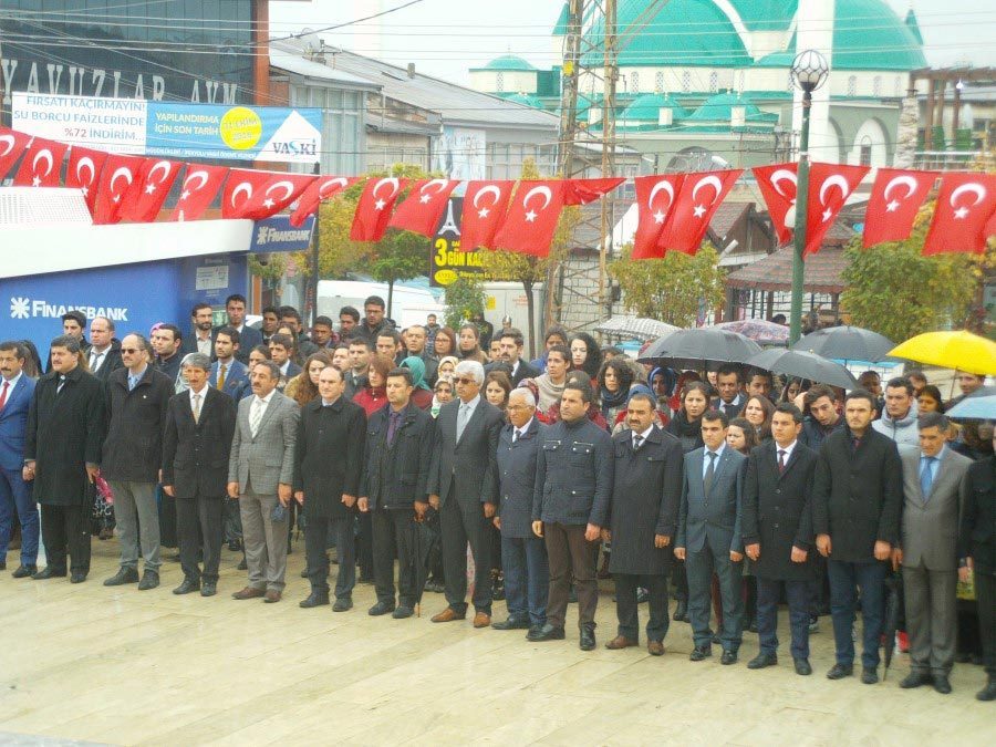 Van’ın Özalp ilçesinde 29 Ekim Cumhuriyet Bayramı törenle kutlandı. Özalp Kaymakamlığı önünde yapılan çelenk sunma töreni ile başlayan tören, havanın yağışlı olması nedeniyle Özalp Halk Eğitim ve Akşam Sanat Okulunda devam etti.