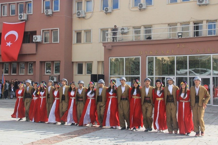 Hakkari'de halk oyunları ekibi birbirinden güzel oyunlar sergiledi.
