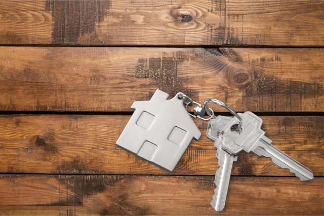 9 – Ev Satış Değerinin Doğru Gösterildiğinden Emin Olun<br><br>Tapu işlemleri için konutu alacağınız değer üzerinden beyan etmelisiniz. Tapu harcı ödemesi,beyan edilen satış bedeline göre yapıldığı için tapu işlemi sırasında düşük bir bedel beyanederseniz, daha düşük tapu harcı ödersiniz. Hâlbuki bu konu Gelir İdaresi Başkanlığıtarafından yakın takip edildiği için, hem alıcıya hem de satıcıya geriye dönük önemli cezalarkesilebilmektedir.