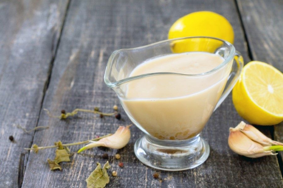Limon suyu ve sarımsak mucizesi2 litre limon suyu, 40 diş soyulmuş ve ezilmiş sarımsak, ağzı sıkı kapanan koyu renkli veya üzeri kağıtla kapatılmış bir kavanoza karıştırılıp doldurunuz.