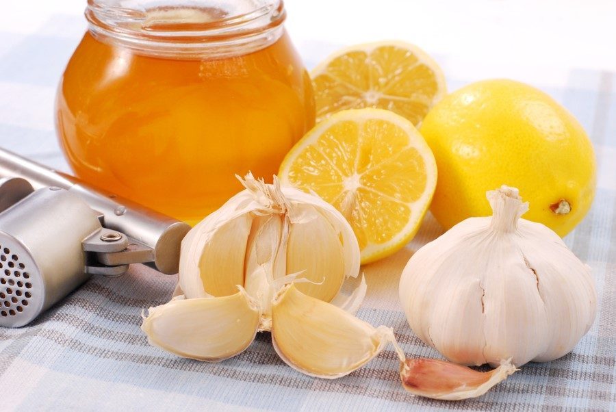 kisi de ayrı ayrı sağlık deposu olan limon ve sarımsak bir araya gelirse ne olur dersiniz? İşte limon suyu ve sarımsağın yüz kanıtlanmış faydası...