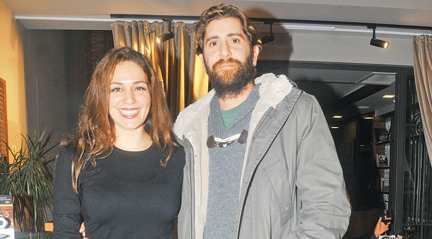 Yüzük taktı