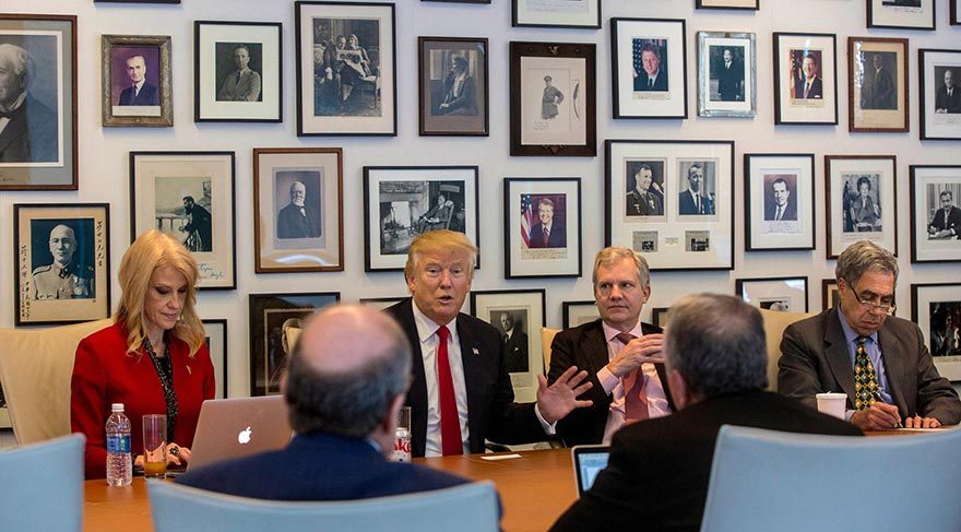 Donald Trump ve yanında New York Times'ın patronu Arthur Sulzberger Jr.