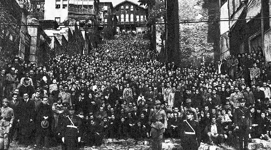 Ulu Önder Atatürk'ün naaşı, 19 Kasım 1938 günü Dolmabahçe'den Ankara'ya uğurlandı. Tüm İstanbul törene katıldı. 