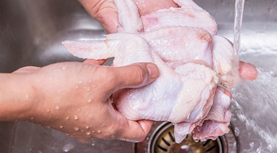 Tavuğu pişirmeden önce yıkamayın: Çok büyük zararlar keşfedildi!